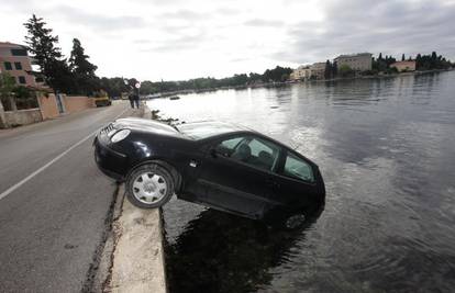 Zadar: Vozač Polom sletio s ceste i 'parkirao' u more
