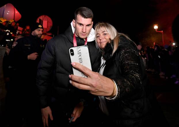 Zadar: Svečani doček na Forumu za Dominika Livakovića i Martina Erlića