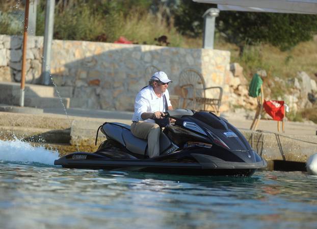 Hvar: Željko Kerum glisirao u dugim hla?ama i košulji po uvali Ždrilca 