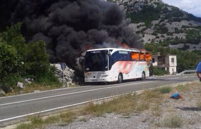Autobus izgorio na Jadranskoj magistrali, nitko nije ozlijeđen