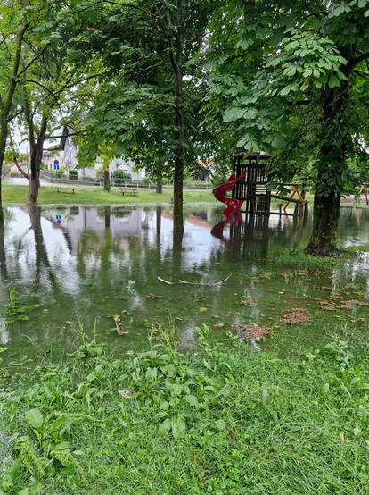 GALERIJA  Poplave u Zagrebu, u Istri vjetar rušio stabla, na Pagu olujno more razbijalo čamce