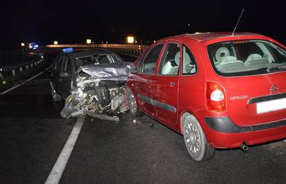 Mladi vozač (19) izazvao sudar: Vozio prebrzo, izgubio kontrolu pa udario auto u suprotnoj traci