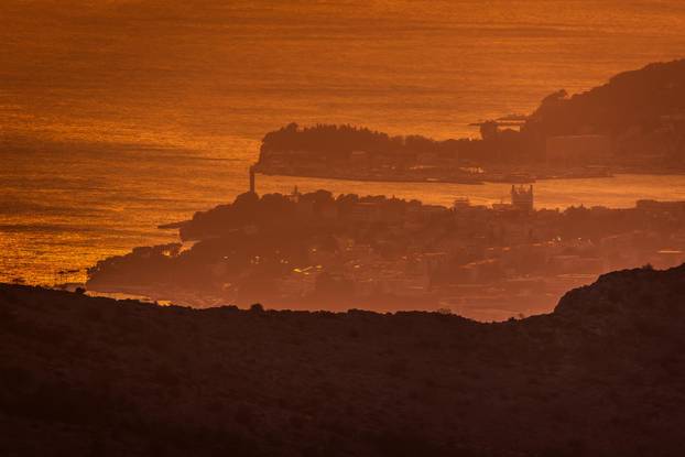 Mosor: Pogled sa Zvjezdanog Sela Mosor na zalaz sunca iznad Splita