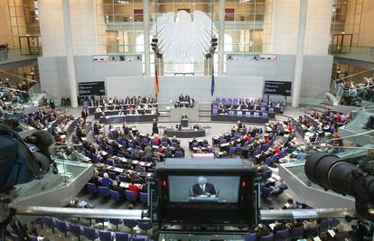Podržali Merkel i dali glas za fond koji spašava eurozonu