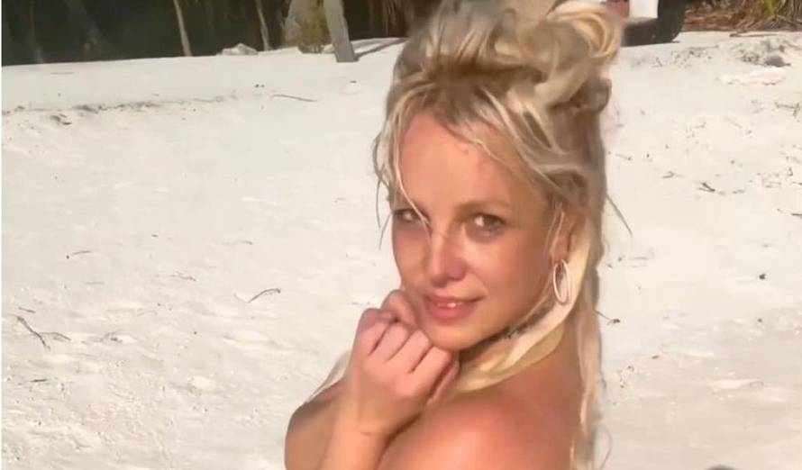 Britney Spears uživala gola na plaži s misterioznim muškarcem