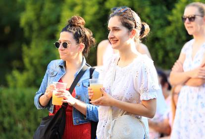 FOTO Julia Quinn, autorica hit serijala 'Bridgerton', družila se s fanovima u parku Maksimir