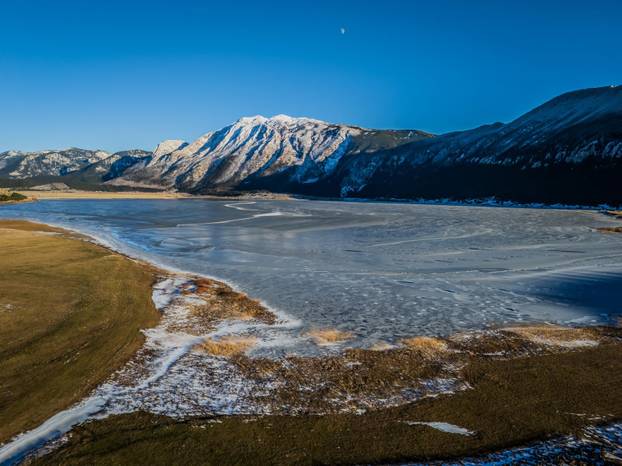 Pogled iz zraka na Park prirode Blidinje i zaleđeno jezero