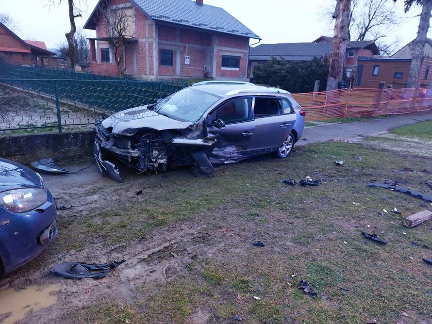 FOTO Dvoje ozlijeđenih u sudaru automobila kraj Siska