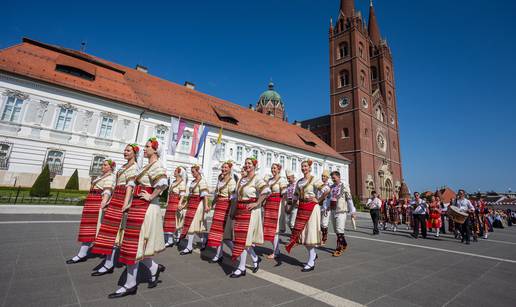 Čuvari tradicije u svečanoj povorci prošetali ulicama