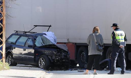 FOTO Užas kraj Šestanovca: Vozač automobila podletio je pod kamion i poginuo