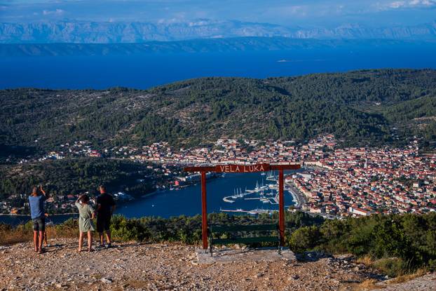 Vela Luka: Pogled na Vela luku sa okolnim brdima