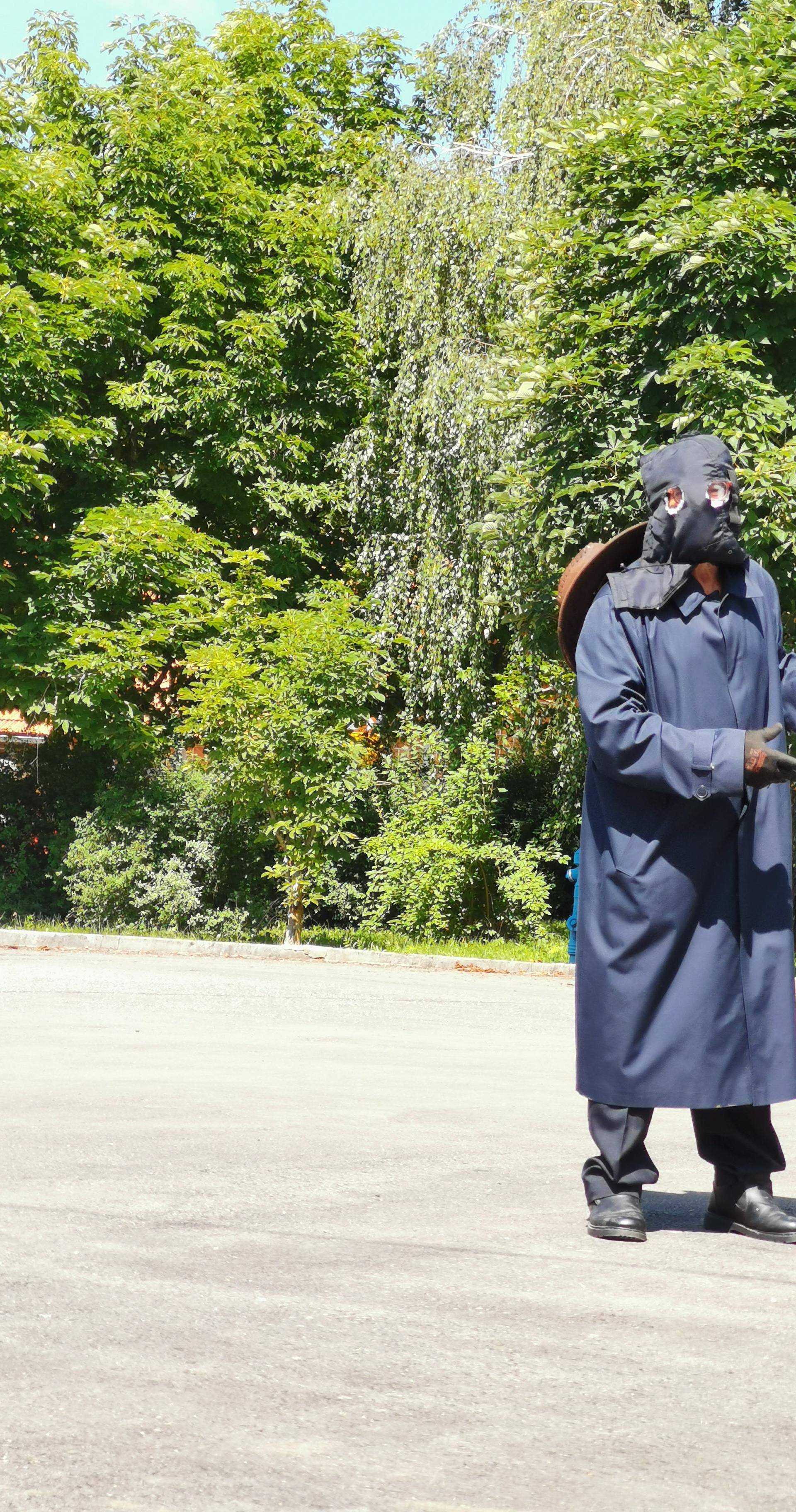 'Maskirani čovjek' superozbiljno je shvatio upute stožera: Izradio si korona-odijelo za glasovanje!