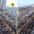 VIDEO Nepregledna kolona ljudi na ulicama Novog Sada: 'Svi su vani, sve stoji, nevjerojatno je'