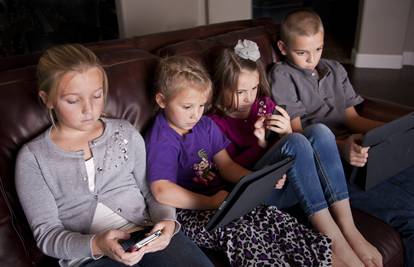Opće je mišljenje da su djeca stalno za ekranima. Kako ih odvojiti od njih?