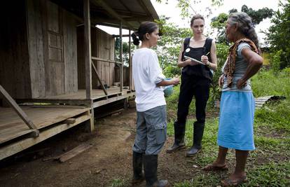 Angelina s Galapagosa otišla tješiti djecu izbjeglice u kamp