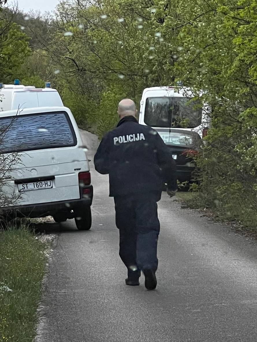 Drama u Dicmu: Naoružani muškarac nije pustio policiju u kuću, svladali ga i našli tijelo