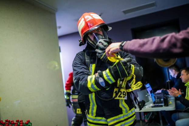 Zagreb: Vatrogasci pod punom opremom pretrčali 666 stepenica u humanitarne svrhe