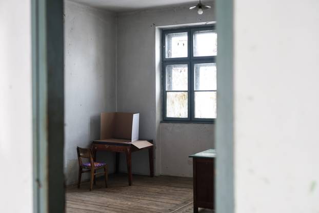 Škola u Željeznom Žumberačkom odavno se ne koristi, ali danas je otvorena zbog izbora