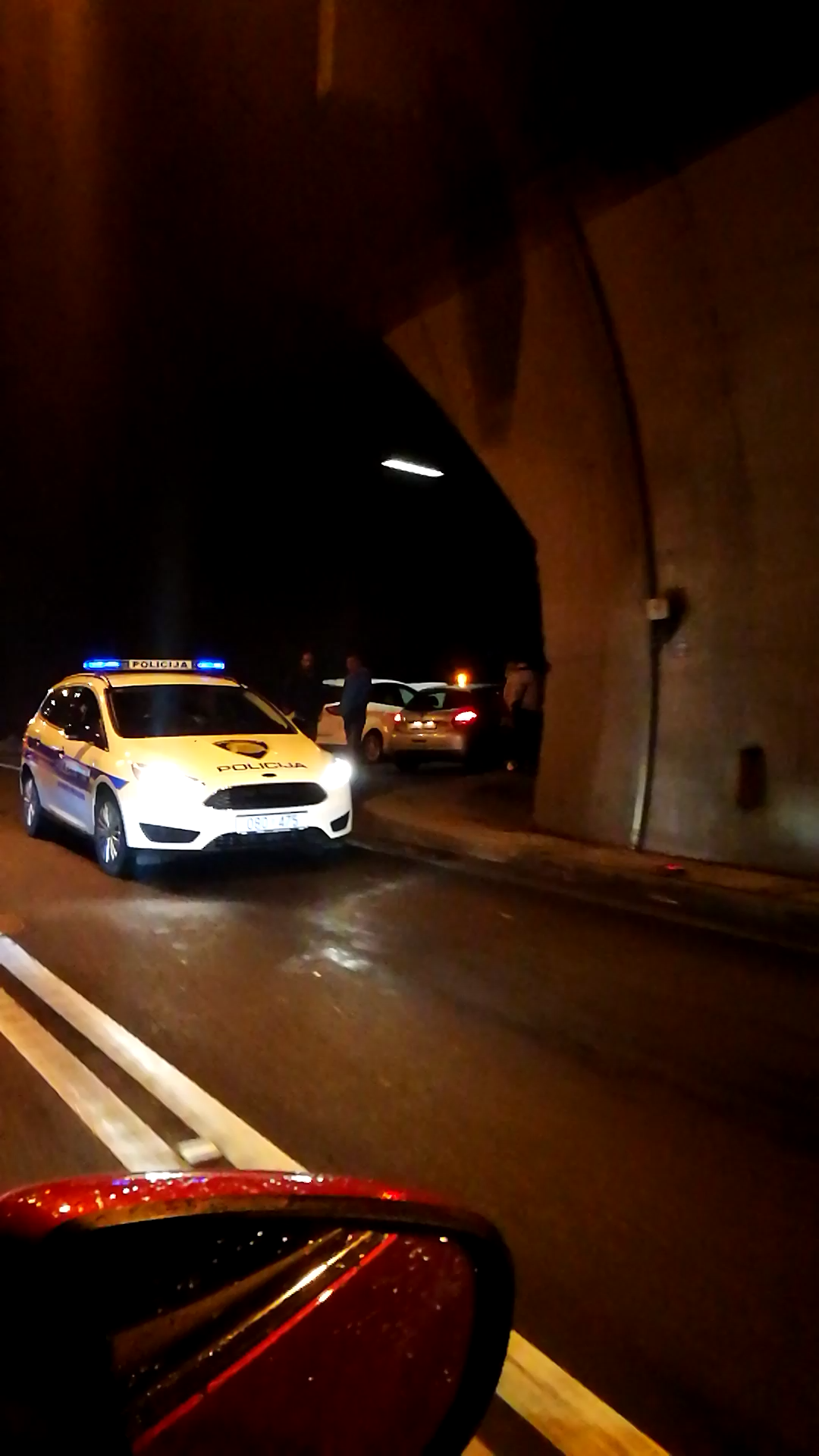 Šok u tunelu Učka: Otpao dio ventilacije, sudarila se dva auta