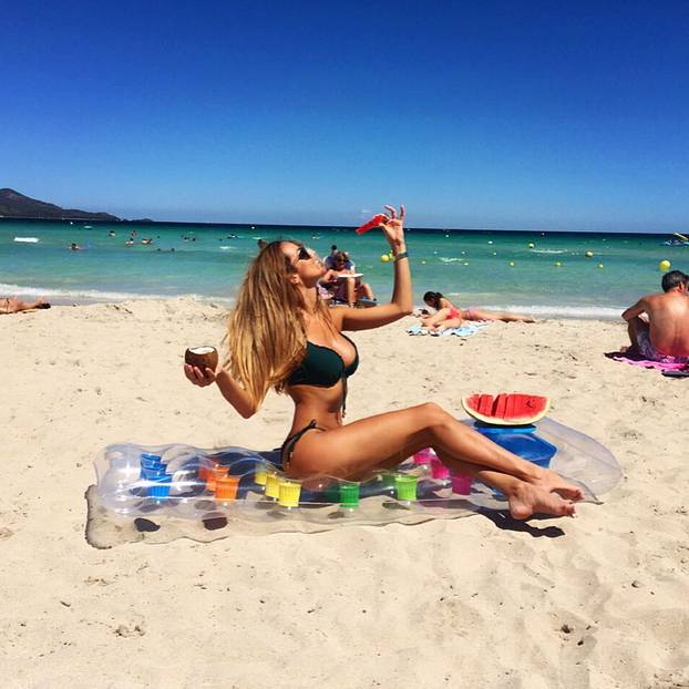 FOTO I tad je nosila tangice: Ovako je supruga slovenskog premijera izgledala kao plavuša