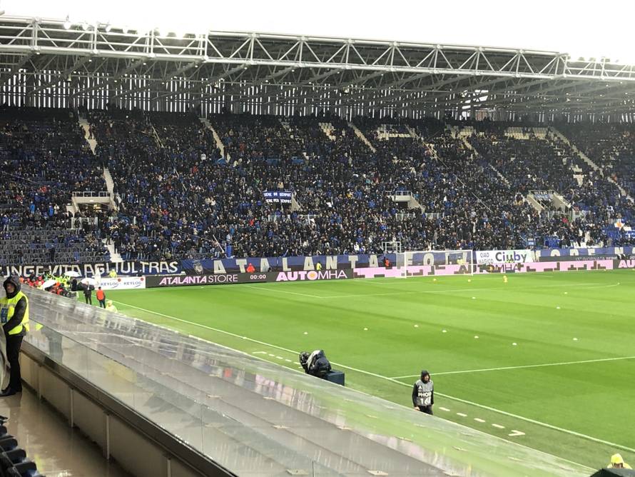Kiša lije, a stadion 'gori': Bez dokumenata nema na utakmicu