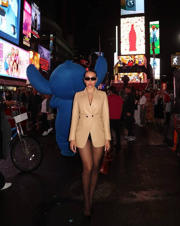 Georgina, pa gdje su ti hlačice? Atraktivna manekenka mamila je poglede ulicama New Yorka...