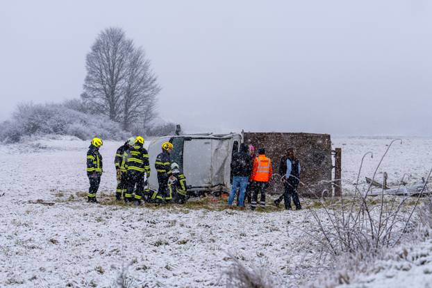 Otočac: Vatrogasci izvukli osobu koja je teretnim vozilom sletjela s ceste
