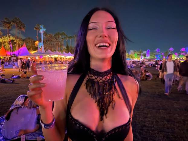 FOTO Ovo je nova cura Orlanda Blooma? Voli pokazivati grudi, svi kažu da liči na Katy Perry