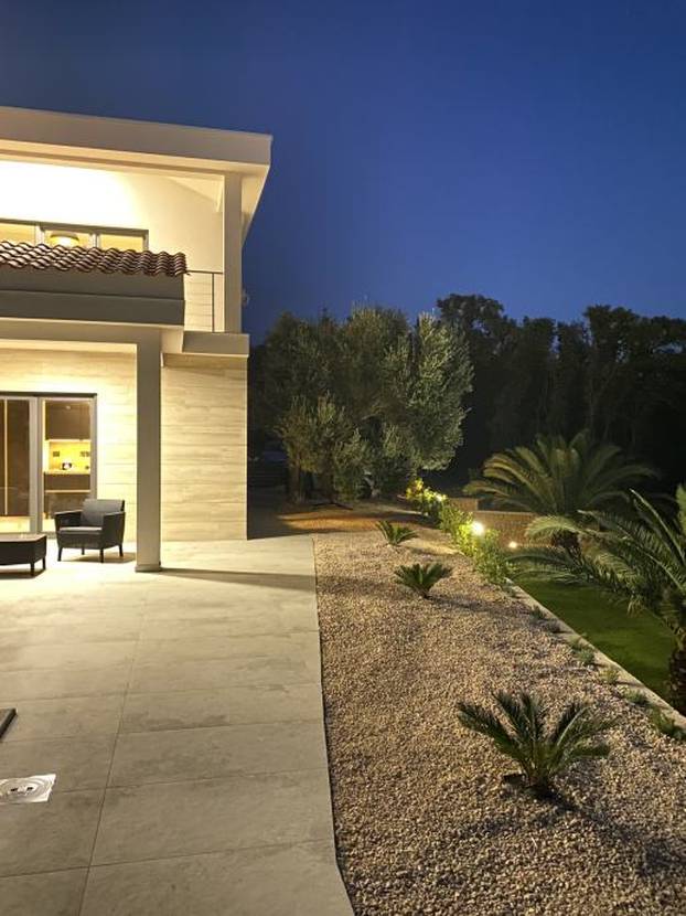 Prodaje se vila u Lunu s velikim bazenom: Cijena? Ma sitnica...