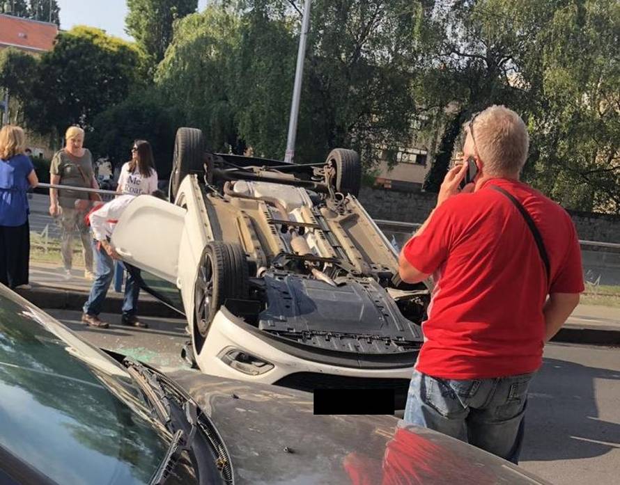 Sudarila se tri auta u Zagrebu:  Jedan od njih završio na krovu