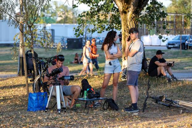 Zagreb: Građani na Jarunskom nasipu promatrali pomrčinu sunca