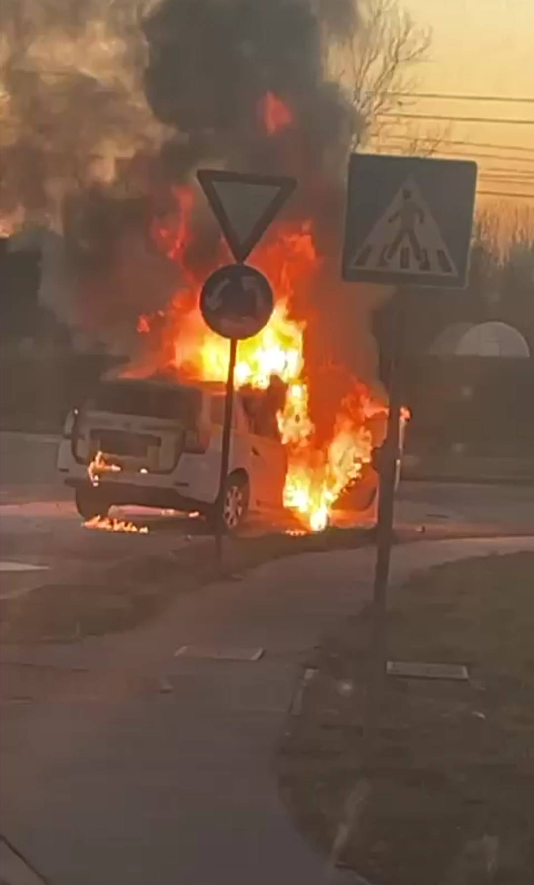 VIDEO: Zapalio se auto kod Ikee, ostala je samo olupina