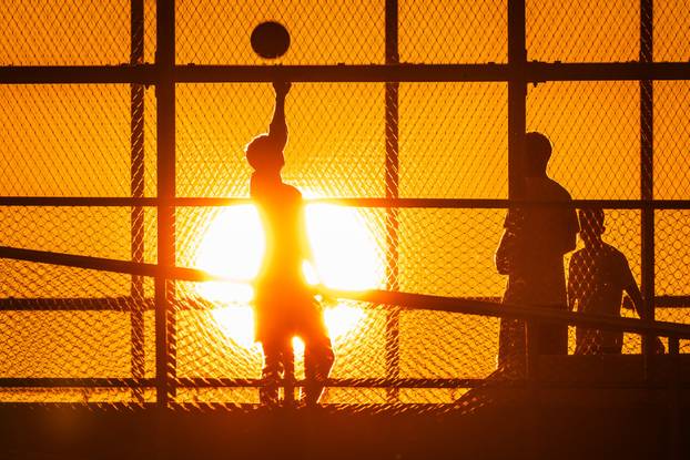 Zalazak sunca iznad igrališta na Žnjanskom platou