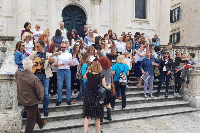 Dubrovčani su se okupili i uz pjesmu oprostili od Đele Jusića