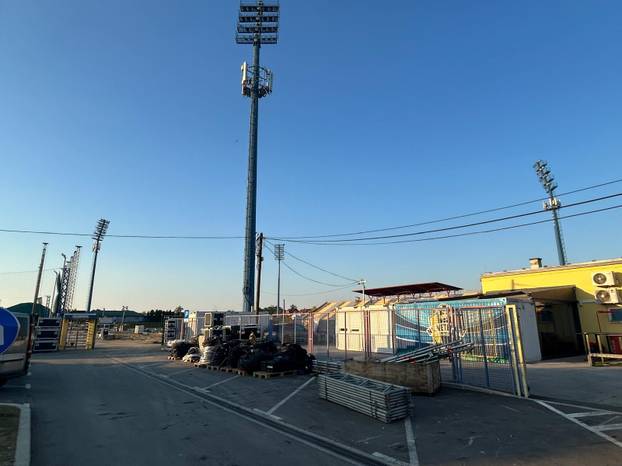 FOTO Evo kako teku pripreme za koncert Thompsona u Zaprešiću: Stigla oprema, slažu pozornicu