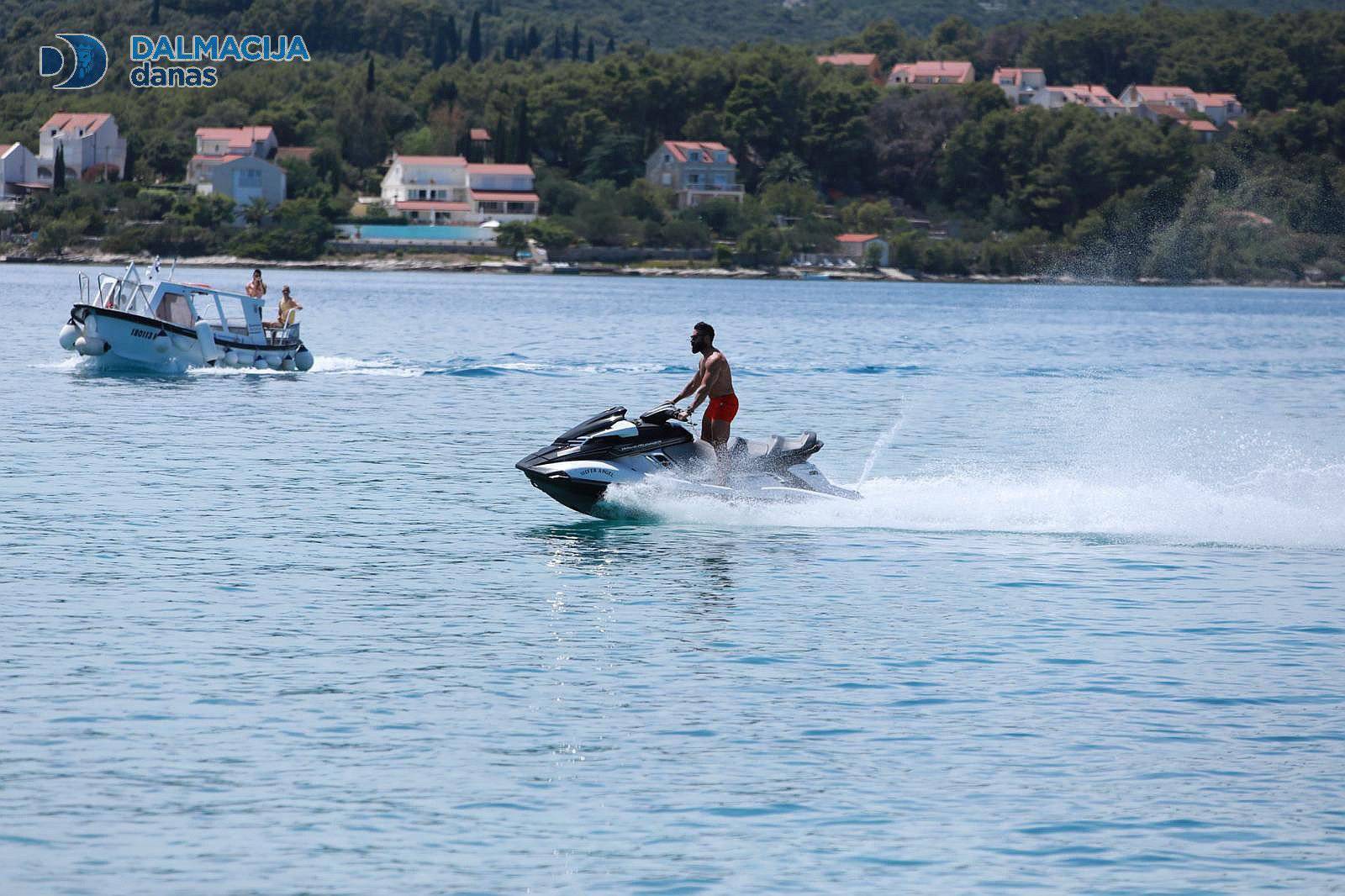 Multimilijunaš divljao gliserom sto metara od obale kod Korčule