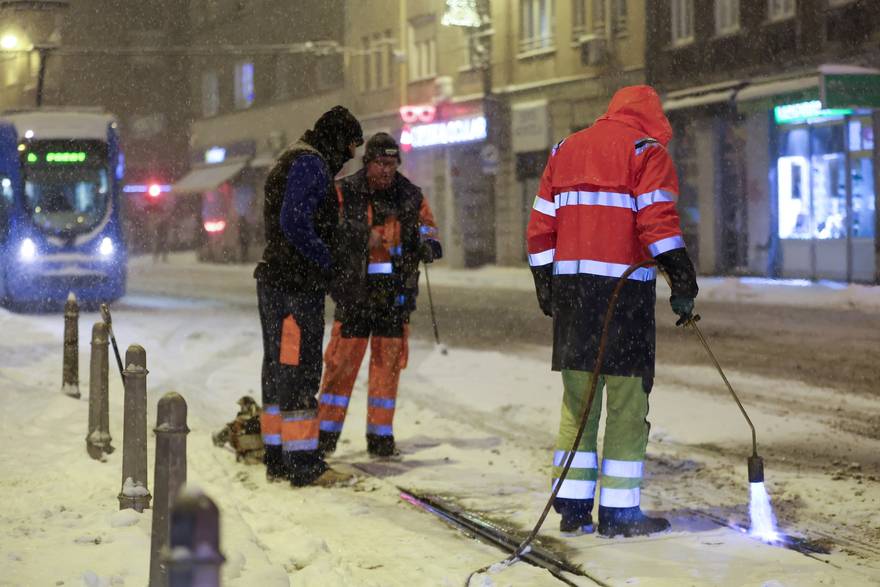 Zagreb: Brenerom odmrzavali tra&ccaron;nice ne bi li uspostavili tramvajski promet