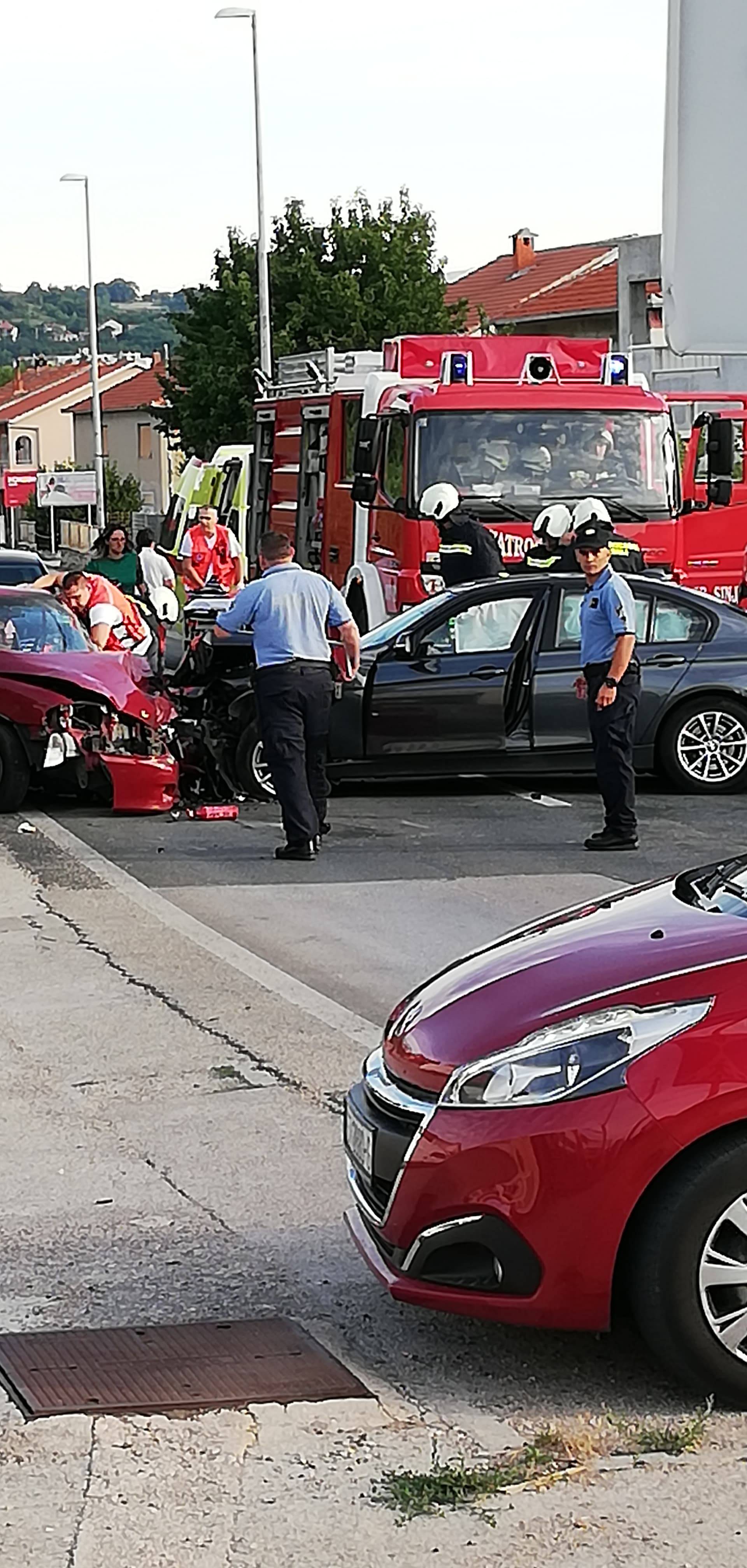 Nesreća pokraj Sinja: U sudaru dva auta ozlijeđeno dvoje ljudi