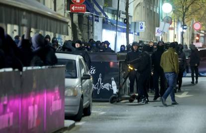 Maskirani tipovi ispred Srpskog kulturnog centra u Zagrebu! U subotu u Splitu protest Torcide
