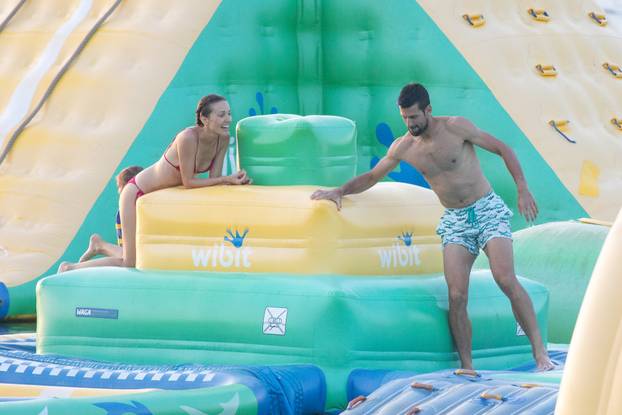 ARHIVA - Novak i Jelena Đoković  razmjenjivali nježnosti i zabavljali se s djecom u Dubrovniku 