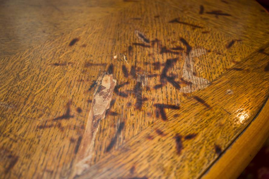 Zapalio se mobitel star samo godinu dana, gorio je i stol...