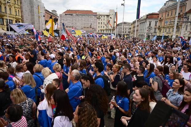 Zagreb: Dolazak hodočasnika Antunovskog hoda na Trg bana Josipa Jelačića