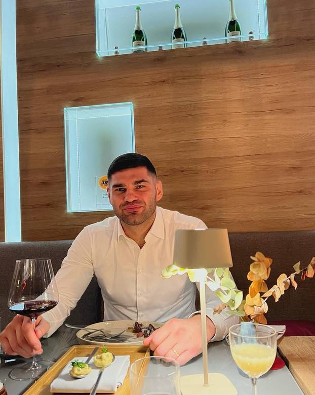 FOTO Ovo je ljepotica koja je osvojila srce Filipa Hrgovića. Od početka stoji uz 'El Animala'...