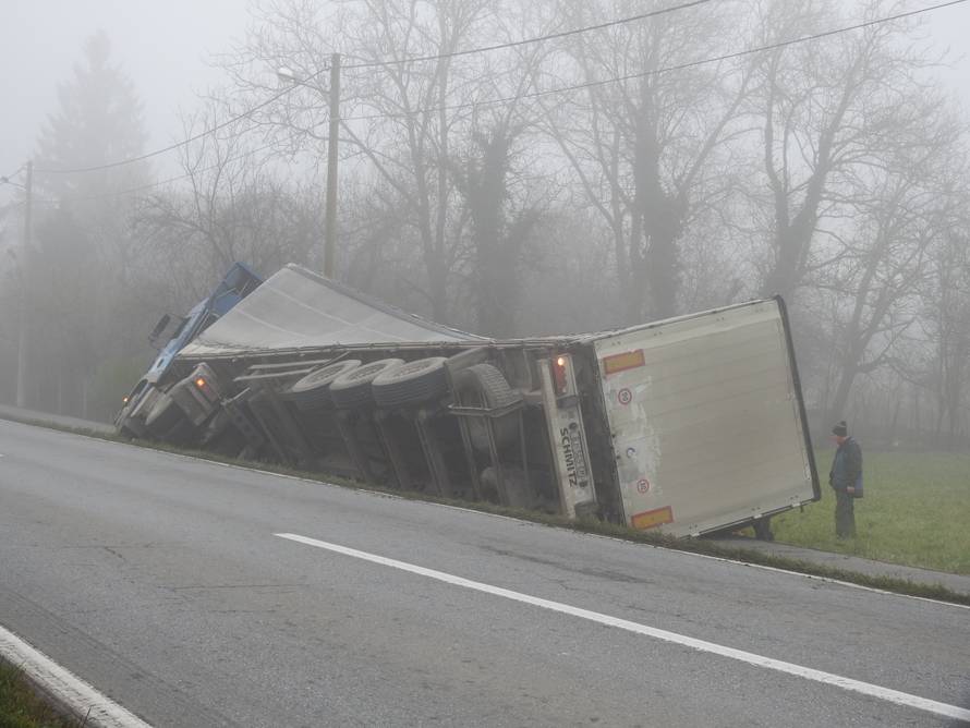 Prevozio kukuruz: Zbog skliske ceste i magle je završio u jarku