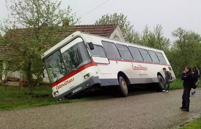 Busom prevozio školarce i sletio u jarak pokraj ceste