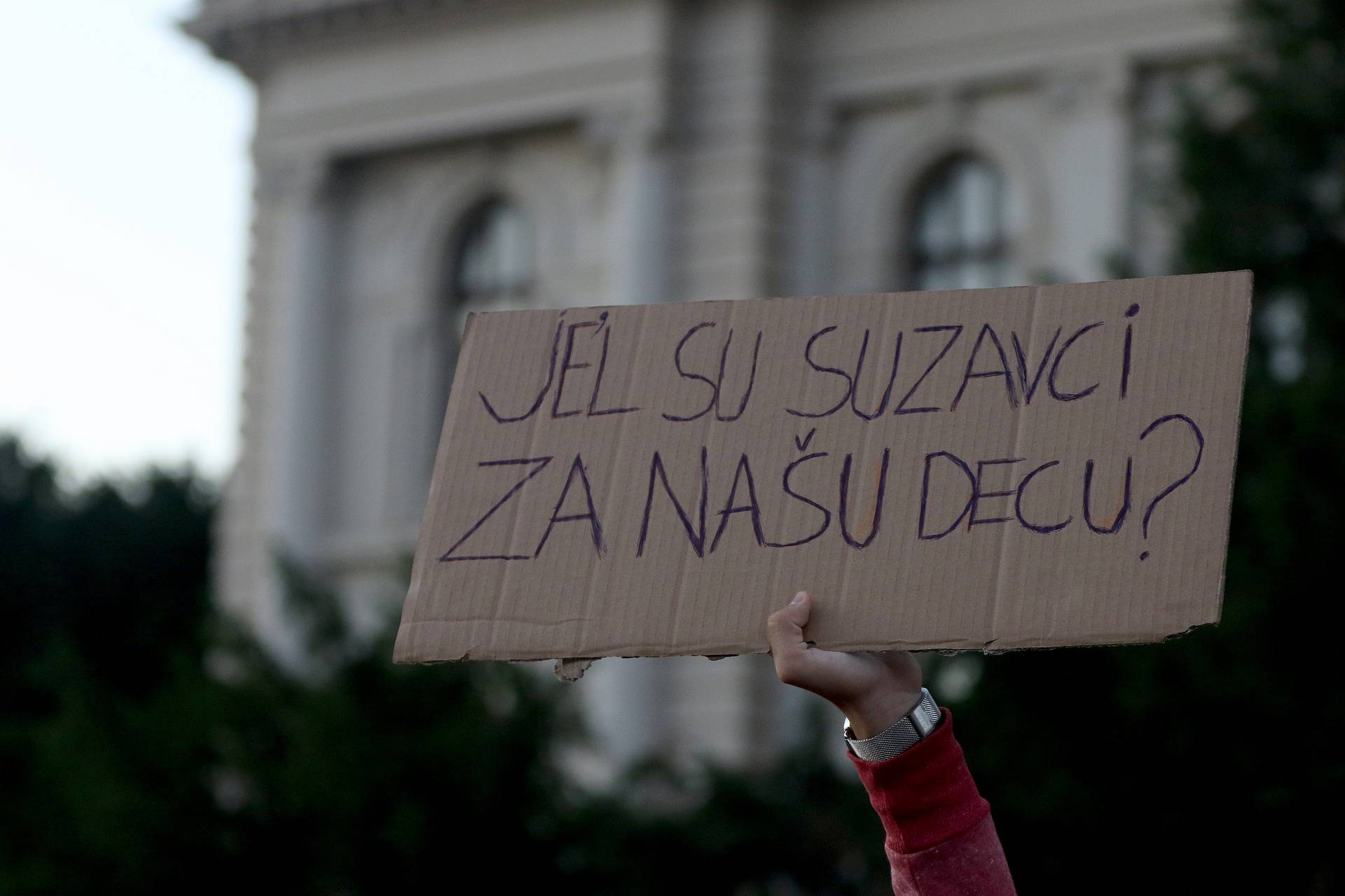 Najgori dan za Srbiju po broju umrlih od korone: U neredima ozlijeđeno i nekoliko novinara