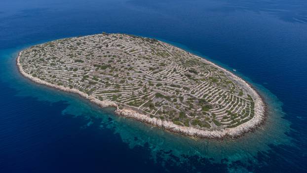 Otok Bavljenac izgleda kao divovski otisak prsta i nezaobilazna je atrakcija u šibenskom arhipelagu