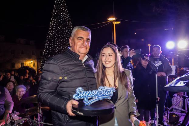 Sinj: Miro Bulj sa sugrađanima dočekao pobjednicu Supertalenta  Hanu Ivković