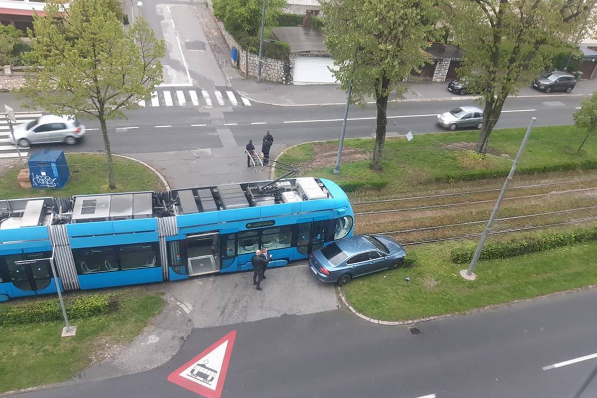 Sudar auta i tramvaja na Ksaveru: 'Nisu se uopće vidjeli'