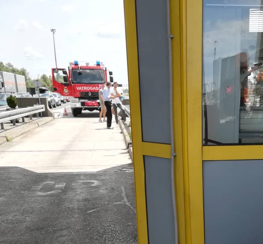 Kaos na kućicama: U nesreći smrskali auto, spašavali 4 ljudi